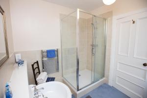 A bathroom at Holly Lodge 