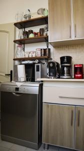 Kuhinja oz. manjša kuhinja v nastanitvi Lily Guest House with Amazing View House with Garden