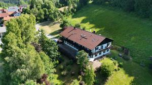 una vista aerea di una grande casa su una collina di Landhotel Bayerwald a Grafling