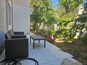 Vrt pred nastanitvijo Lily Guest House with Amazing View House with Garden