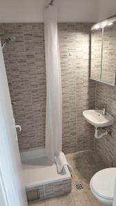 une salle de bains avec douche, toilettes et lavabo dans l'établissement Heritage Studios Sukosan Center, à Sukošan 15 autres photos