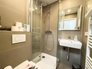 une salle de bain avec douche et lavabo dans l'établissement Apartment für 4 Gäste mit Parkplätzen und Lift, à Hanovre