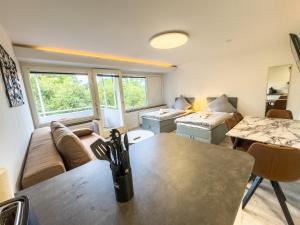 un salon avec un canapé et une table dans l'établissement Apartment für 4 Gäste mit Parkplätzen und Lift, à Hanovre