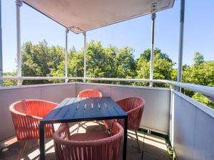 une table et des chaises sur un balcon arboré dans l'établissement Apartment für 4 Gäste mit Parkplätzen und Lift, à Hanovre