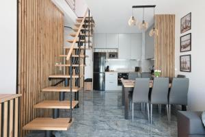 een keuken en eetkamer met een wenteltrap in een huis bij Bałtyckie Tarasy by Q4Apartments in Władysławowo