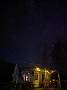 Una casa sotto un cielo stellato di notte di Jack Daniels Rest Gateway to Tekapo and the MacKenzie District a Burkes Pass