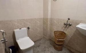 Koupelna v ubytování Hotel Kaushambi Grand Near Kaushambi Metro Station