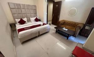 Postel nebo postele na pokoji v ubytování Hotel Kaushambi Grand Near Kaushambi Metro Station