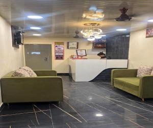 Posezení v ubytování Hotel Kaushambi Grand Near Kaushambi Metro Station