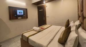 TV a/nebo společenská místnost v ubytování Hotel Kaushambi Grand Near Kaushambi Metro Station