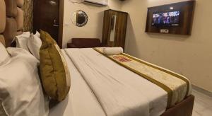 Postel nebo postele na pokoji v ubytování Hotel Kaushambi Grand Near Kaushambi Metro Station