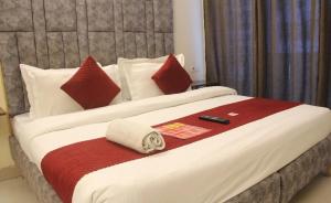 Postel nebo postele na pokoji v ubytování Hotel Kaushambi Grand Near Kaushambi Metro Station