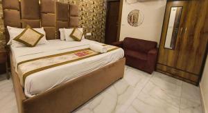 Postel nebo postele na pokoji v ubytování Hotel Kaushambi Grand Near Kaushambi Metro Station