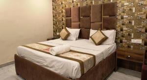 Postel nebo postele na pokoji v ubytování Hotel Kaushambi Grand Near Kaushambi Metro Station