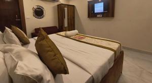 Postel nebo postele na pokoji v ubytování Hotel Kaushambi Grand Near Kaushambi Metro Station