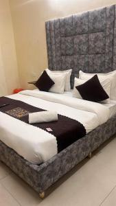 Postel nebo postele na pokoji v ubytování Hotel Kaushambi Grand Near Kaushambi Metro Station