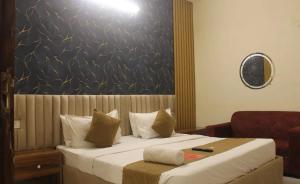 Postel nebo postele na pokoji v ubytování Hotel Kaushambi Grand Near Kaushambi Metro Station