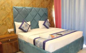 Postel nebo postele na pokoji v ubytování Hotel Kaushambi Grand Near Kaushambi Metro Station