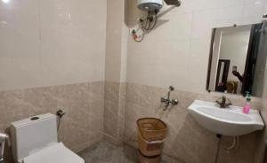 Koupelna v ubytování Hotel Kaushambi Grand Near Kaushambi Metro Station + 22 fotografií