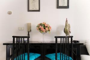 A seating area at Casa Baleari 28C