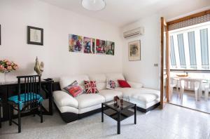 A seating area at Casa Baleari 28C