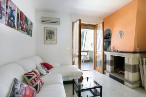 A seating area at Casa Baleari 28C