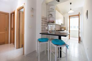 A kitchen or kitchenette at Casa Baleari 28C