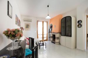 A seating area at Casa Baleari 28C
