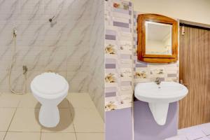 ein Badezimmer mit Toilette und Waschbecken in der Unterkunft Collection O Vijaywada Railway Stadium in Vijayawāda