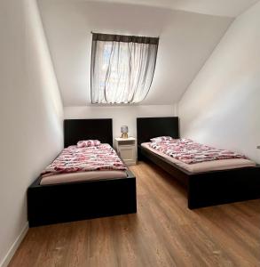 two twin beds in a bedroom with a window at Azur Dream by the Lake in Zamárdi
