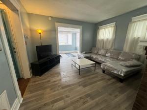 a living room with a couch and a table at Charming 2-bedroom apartment with WiFi, fitness room in delightful Buffalo in Buffalo