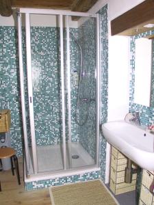 une salle de bain avec douche et lavabo dans l'établissement Cà di Giüli by HolAp SA, à Lavertezzo