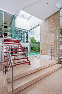 een huis met rode trappen en een zwembad bij Motel Acqua (Adult Only) in Curitiba