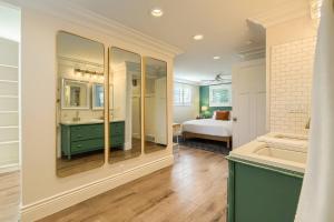 Ένα ή περισσότερα κρεβάτια σε δωμάτιο στο Upscale Home - Ski, Bike, & Hike +25 φωτογραφίες