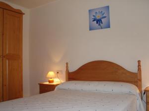 1 dormitorio con 1 cama y una foto en la pared en Casa Esteban, en Vilanova de la Reina (Villanueva de Viver)