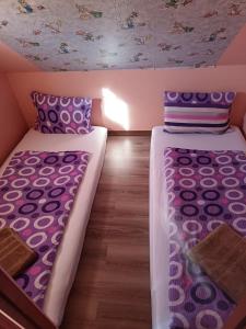Una cama o camas en una habitación de Casa Sóhegy Praid