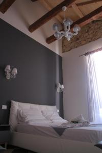 A bed or beds in a room at Manì Rooms