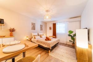 a living room with a bed and a couch at Le Zélia - Studio au coeur de Saint-Denis in Saint-Denis