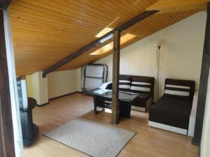 uma sala de estar com um sofá e uma mesa em Guest House The House em Veliko Tarnovo