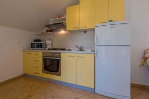 Kuchyň nebo kuchyňský kout v ubytování Apartments in Dramalj 39030
