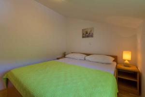 Postel nebo postele na pokoji v ubytování Apartments in Dramalj 39030