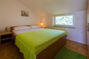 Postel nebo postele na pokoji v ubytování Apartments in Dramalj 39030