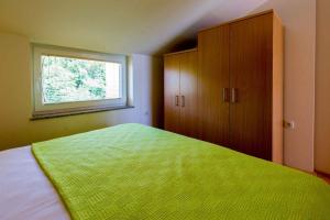 Postel nebo postele na pokoji v ubytování Apartments in Dramalj 39030