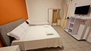 a small room with a bed and a television at appartamento di venezia in Venice