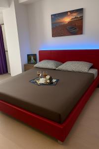 Ce lit se trouve dans un dortoir doté d'un cadre rouge. dans l'établissement MMA Sunset Vibes Mamaia Nord, à Mamaia Nord – Năvodari