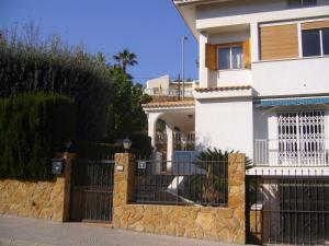 ラ・ヌシアにあるCasa Aliceの門と柵のある白い家