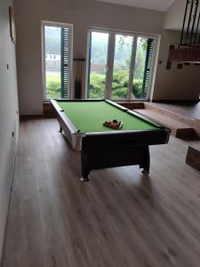 SzewniaSzewilla的带台球桌的客房,位于带窗户的房间内 更多24张照片