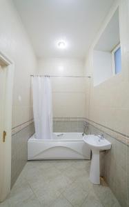 Vonios kambarys apgyvendinimo įstaigoje Mosaic Center Apartments