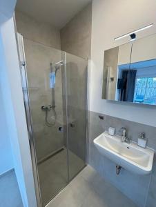 ein Badezimmer mit Dusche und Waschbecken in der Unterkunft Ostseebad Göhren Fewo 4 mit Südterrasse in Baabe + 15 Fotos