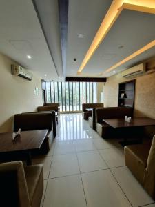 a waiting room with couches and tables and windows at Emperorhotel in Jāmb